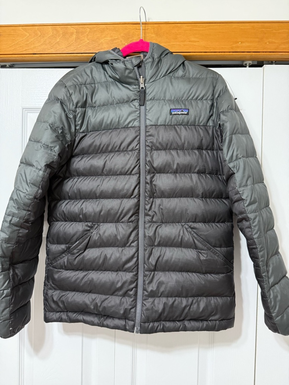 Patagonia hooded down puffer jacket in kids size XXL (16–18) (Womens XS-S)